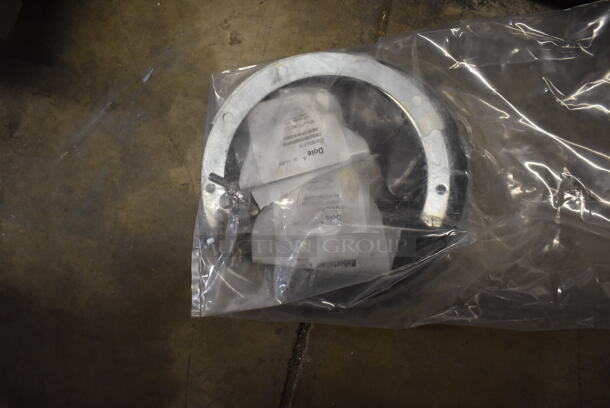 BRAND NEW SCRATCH AND DENT! Hobart FD4/500-1 Metal Commercial Garbage Disposal. 230/480 Volts. 17x19x25. Tested and Working! - Image 6 of 8