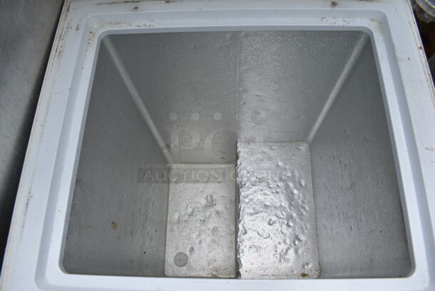 Golden GFC35 Metal Chest Freezer. 115 Volts, 1 Phase. Tested and Working! - Image 2 of 3
