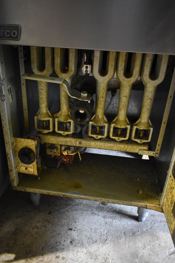 2019 Pitco Frialator 65C Stainless Steel Commercial Floor Style Natural Gas Powered 65 Pound Capacity Deep Fat Fryer w/ 2 Metal Fry Baskets and Side Splash Guard. 150,000 BTU. - Image 5 of 6