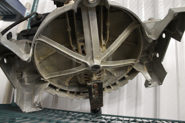 M2500LW2 Metal Countertop 10" Compound Miter Saw w/ Laser Guide. 120 Volts, 1 Phase. Tested and Working! - Image 9 of 12