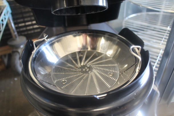 BRAND NEW! AvaMix 928JE700 Stainless Steel Commercial Countertop Continuous Feed Juice Extractor with Pulp Ejection. 120 Volts, 1 Phase. Tested and Working! - Image 4 of 5