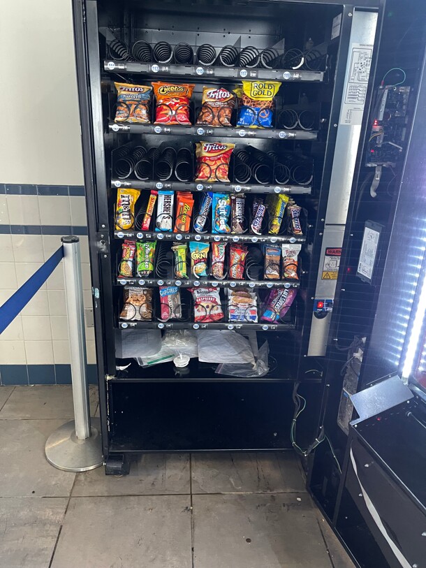 Working! Seaga Infinity INF5S Commercial Snack Vending Machine Made In The USA  Cash Or CC NSF 115 Volt Tested and Working! Currently In Use!  - Image 5 of 7