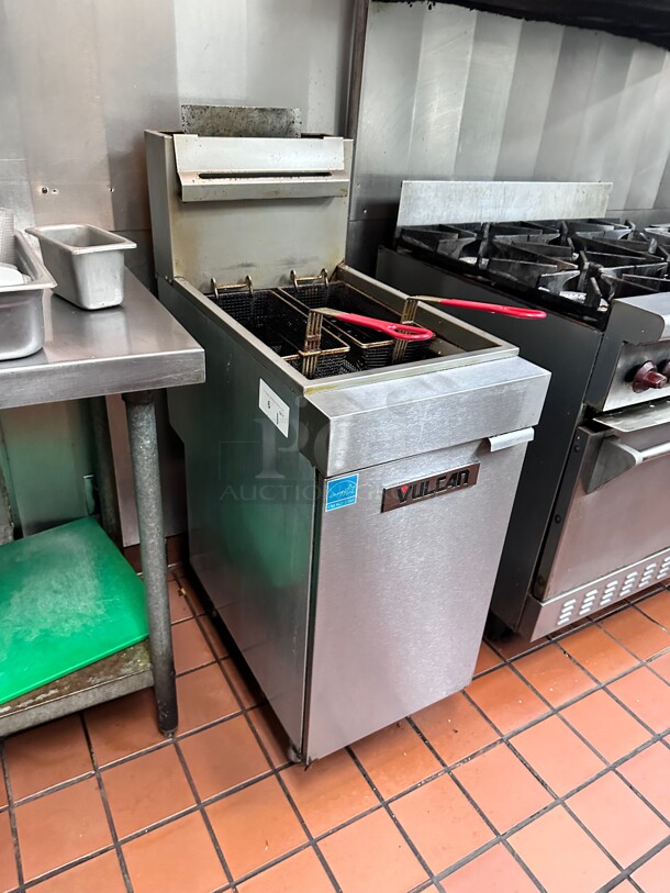 Late Model! Vulcan 1VEG35M Gas Commercial Fryer - (1) 40 lb Vat, Floor Model, Natural Gas NSF Tested and Working! - Image 1 of 8