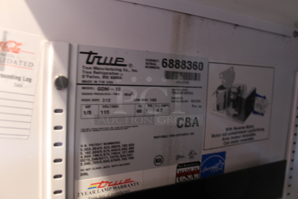 2011 True GDM-10 ENERGY STAR Metal Commercial Single Door Reach In Cooler Merchandiser w/ Poly Coated Racks and Drink Sliders. 115 Volts, 1 Phase. Tested and Working! - Image 4 of 4