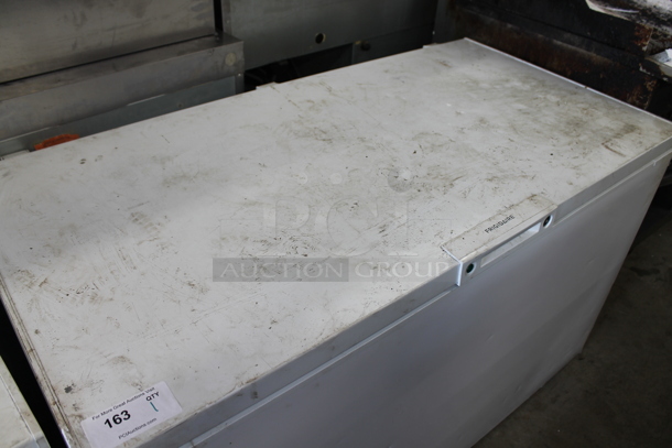 Electrolux FFCL1542AW Metal Chest Freezer w/ Hinge Lid. 115 Volts, 1 Phase. Tested and Powers On But Does Not Get Cold - Image 2 of 7