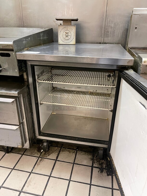 Late Model! True TUC-27F 28 inch W Undercounter Freezer w/ (1) Section & (1) Right Hinge Door, With 2 Shelves NSF 115v On Casters Tested and Working! - Image 3 of 7