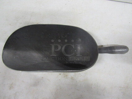 One 12oz Aluminum Scoop.