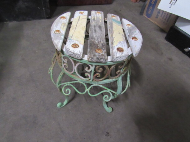 One Wooden/Metal Decorative Plant Stand. 