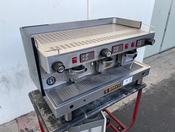Clean! Bravo 3 Groups Commercial  Expresso Machine NSF 220 Volt Great for any Coffee Shop
