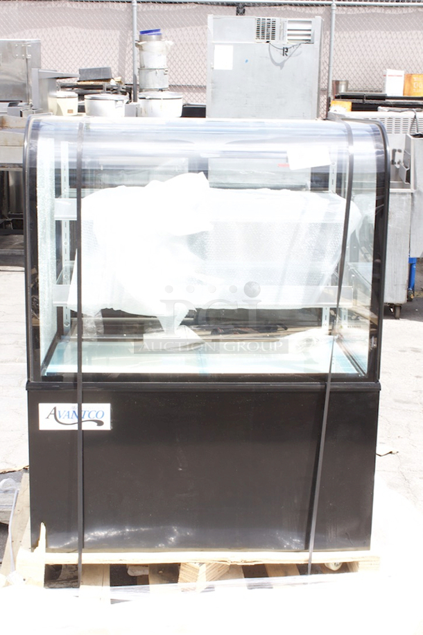 BRAND NEW SCRATCH & DENT! Avantco BC-36-HC 36" Curved Glass Black Refrigerated Bakery Display Case. 115V Tested. In Working Condition. 
SN:1447601010008 Glass Is Damaged. 
 - Image 8 of 9
