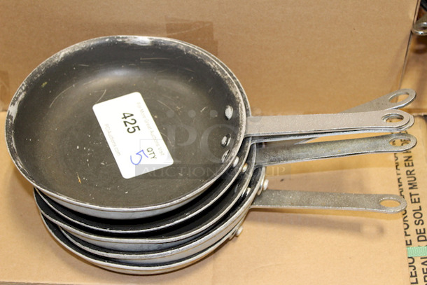 AWESOME VALUE! Browne 5813828 8" Non-Stick Aluminum Frying Pan w/ Solid Silicone Handle. 5x your Bid - Image 2 of 3
