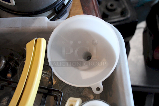 BUS TUB FULL OF MISC RESTAURANTWARE! - Image 7 of 12