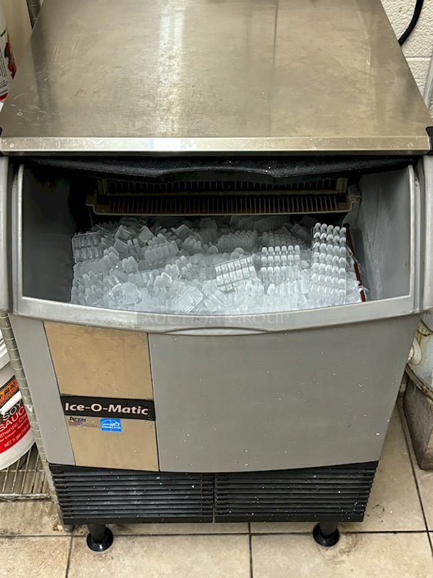 WORKS PERFECT!! Ice-O-Matic ICEU220HA 24 1/2" Air Cooled Undercounter Half Dice Cube Ice Machine with 70 lb. Bin - 115V; Energy Star Rated. 24hr Ice Yield: 238lbs. 24-1/2x26-1/4x39            - Image 2 of 2