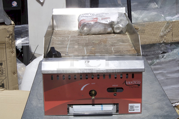 BRAND NEW SCRATCH & DENT! Avantco Chef Series CAG-15-MG 15" Countertop Gas Griddle with Manual Controls - 30,000 BTU - Image 4 of 9