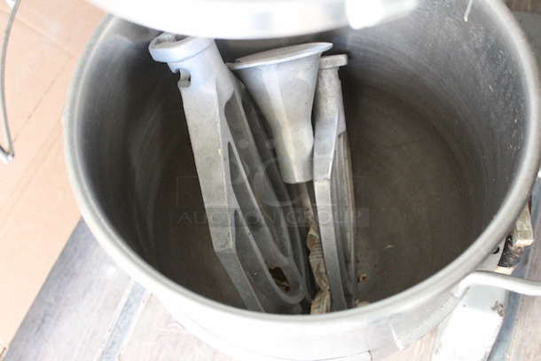 AMAZING! Hobart Model D340 40 Quart Mixer With 15 Min timer, Push Button on/off switches, 208v/3ph/60hz/1.5hp/5amp 575 lbs, Includes: SS Bowl, (2) Flat beaters &  Dough hook - 22 1/4" W x 30 1/4" D x 50 7/8" H - Image 2 of 8