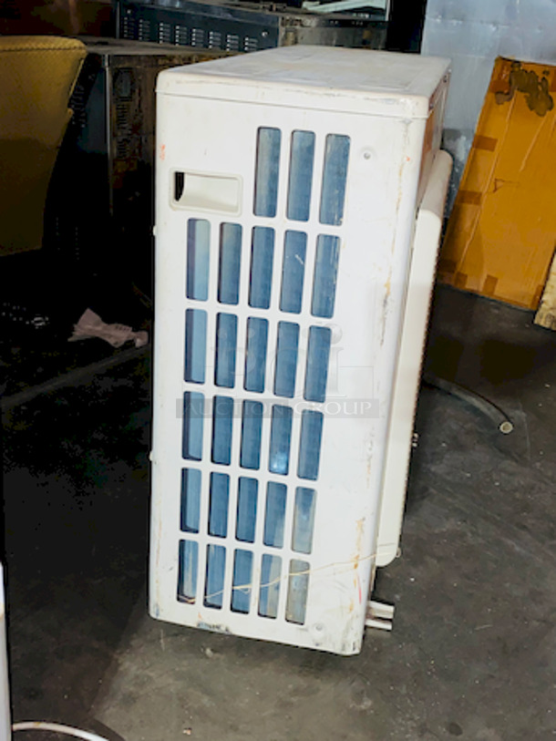 BEAUTIFUL! Fujitsu AOU36CLX1 - 36K BTU (3 Ton ), 15.5 SEER, Air Conditioner Condensing Unit, 208/230V

39-1/4x12-5/8x35-1/2 - Image 4 of 5