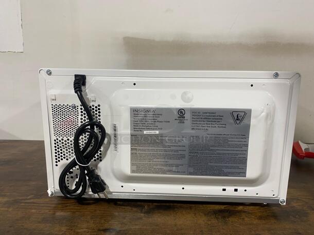 Brand new Scratch & Dent Insignia microwave oven  - Image 4 of 4