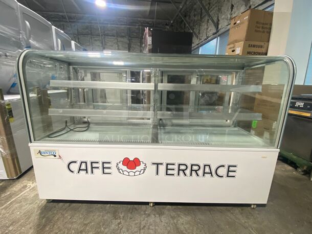 Avantco BC-72-HC 72" Curved Glass White Refrigerated Bakery Display Case top of case has a fracture
 - Image 1 of 5