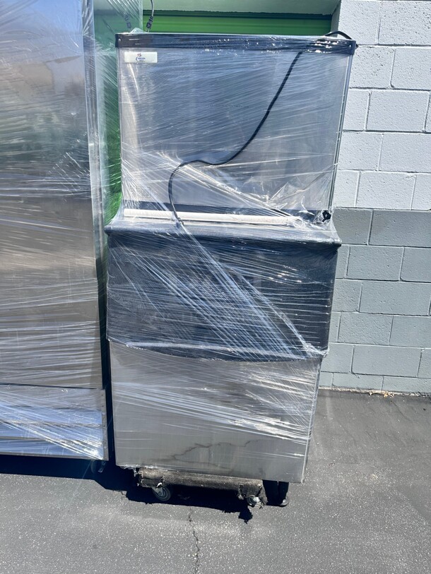One Year Old Cooler Depot Commercial Ice Maker 30 inch With Ice Bin - 500 lb/per Day SK-520 115 Volt  - Image 6 of 9