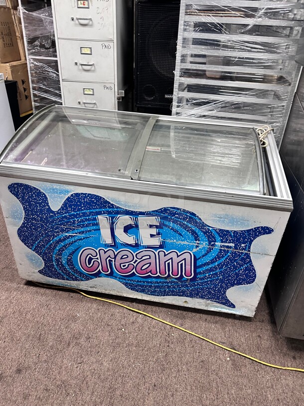 Working Caravell  Curved Sliding Top Commercial Ice Cream Freezer  115 Volt - Image 4 of 8