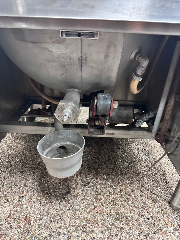 Late Model Cleveland KDM-40-T 40 gal Steam Kettle - Power Tilt, 2/3 Jacket, Direct Steam Natural Gas - Image 4 of 9