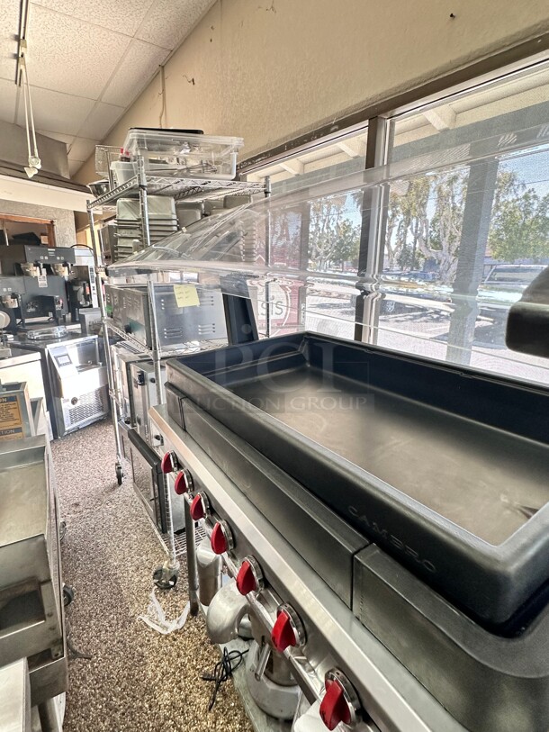 Clean Cambro VBR6110 82 inch Versa Food Bar™ Cold Food Bar - (5) Pan Capacity, Counter Top Model, Black - Image 7 of 9