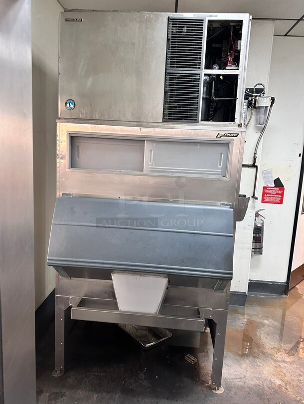 Hoshizaki KM-1300SAH  1365 lb Crescent Cube Ice Machine w/ Bin - 1500 lb Storage, Air Cooled, 208-230v/1ph Tested and Working - Image 9 of 10