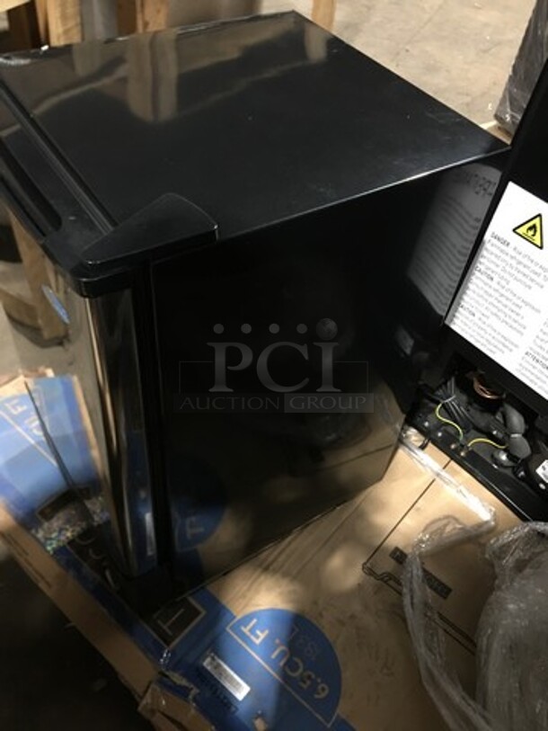 SCRATCH-N-DENT! Whynter Undercounter Built In Ice Maker! 12LB Ice Capacity! All Stainless Steel! Model: UIM155 115V - Image 2 of 8