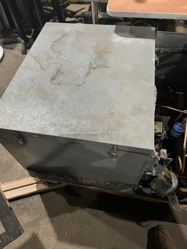 WOW! Norlake Commercial Self Contained 6x6 Walk-In Freezer! With Floor! WORKING WHEN REMOVED! - Image 9 of 11
