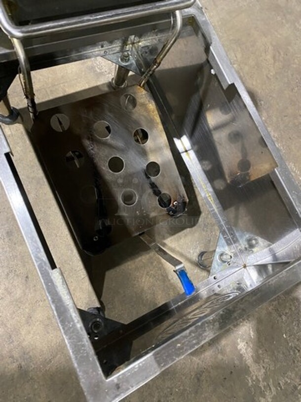 Globe Countertop Electric Powered Deep Fat Fryer! With Backsplash! All Stainless Steel! On Legs! Model: PF10E 120V - Image 5 of 8