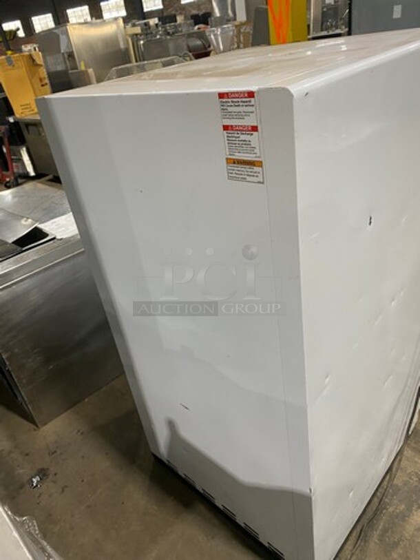 Beverage Air Commercial Refrigerated Open Grab-N-Go Drink Display Case! With Poly Drink Racks! Model: BZ131W SN: 11613267 115V 60HZ 1 Phase - Image 4 of 7