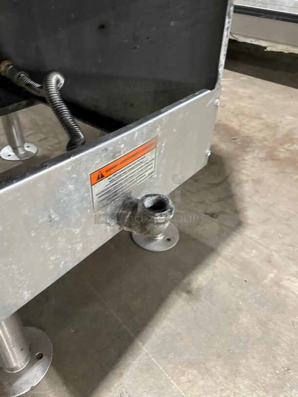 Pitco Commercial Natural Gas Powered Deep Fat Fryer! With Backsplash! All Stainless Steel! With 2 NEW Frying Baskets! On Legs! SN:G10CD009838! - Image 7 of 7