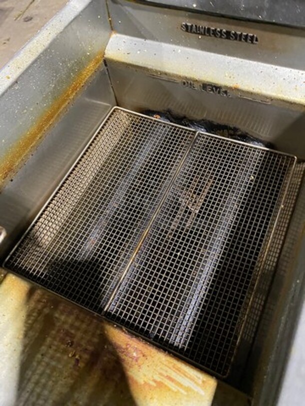 Imperial Commercial Natural Gas Powered Deep Fat Fryer! With 2 Metal Frying Baskets! All Stainless Steel! On Legs! Working When Removed! - Image 6 of 9