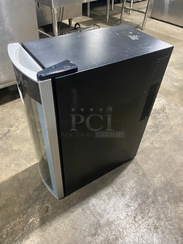 Avanti Commercial Countertop/ Undercounter Wine Chiller! With View Through Door! Wine Racks! Model: EWC1201 SN: A60268120111831300326 115V 60HZ 1 Phase - Image 2 of 7