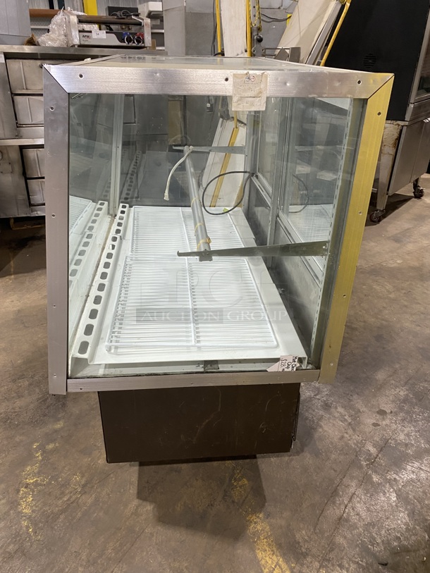 Spartan Model:97048-48R SN:30989! Commercial  Refrigerated Bakery Display Case Merchandiser! 120 Volts, 60 Hz, 1 Phase. 48x35x48! - Image 2 of 7