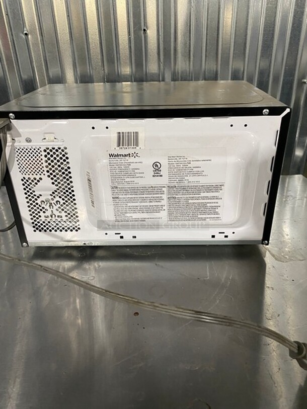 Hamilton Beach! Digital Microwave! 700 WATTS  - Image 3 of 9