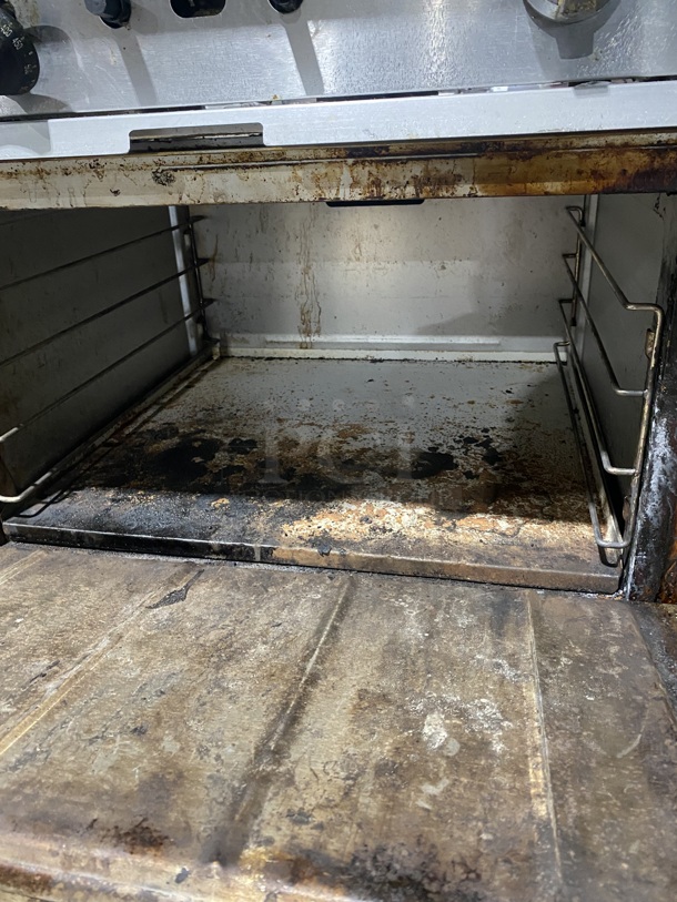 Patriot FMGR-36/NG Stainless Steel Commercial Natural Gas Powered 6 Burner Range w/ Oven and Back Splash on Commercial Casters!19105340067! - Image 6 of 10