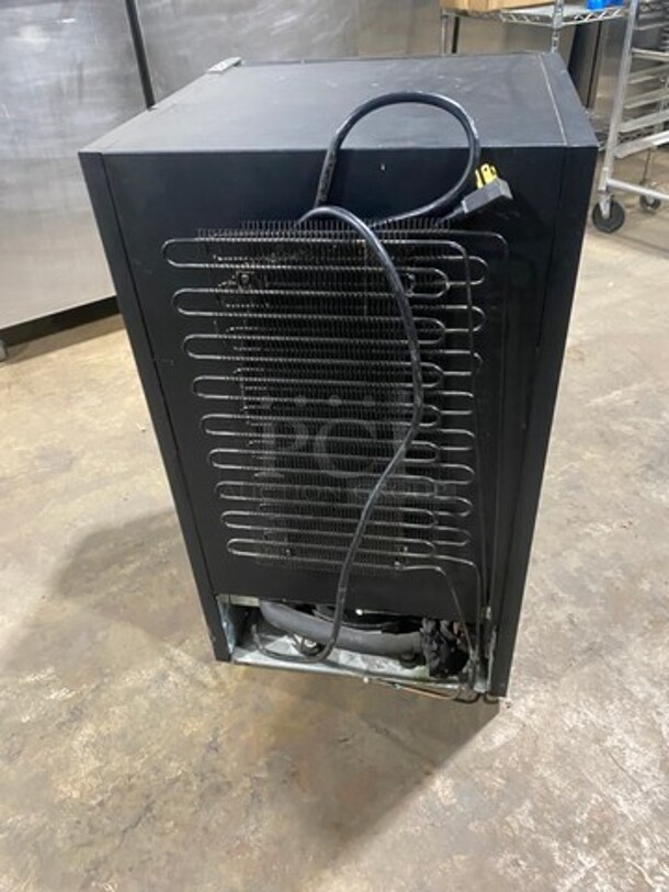 True Commercial Countertop/ Undercounter Single Door Cooler Merchandiser! With View Through Door! Poly Coated Racks! Model: GDM03 SN: 6941387 115V 60HZ 1 Phase - Image 3 of 7