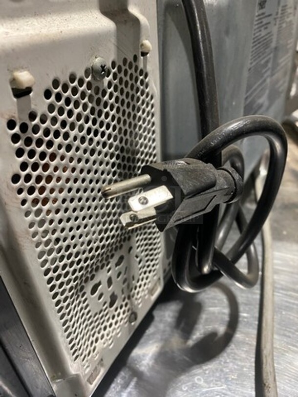 Oaster Couter Top Microwave Oven! Model OGB61303G! 120V 1Phase! - Image 8 of 8