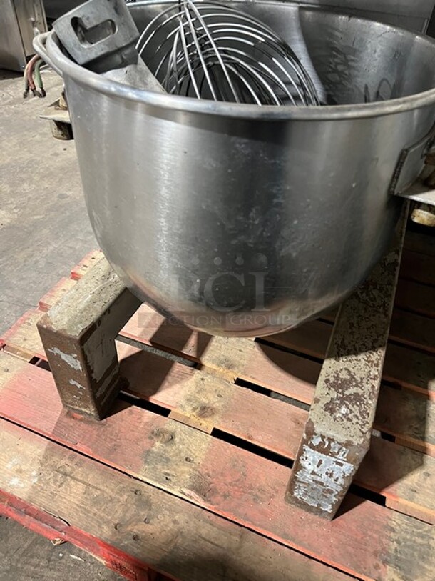 FAB! Vulcan Commercial Floor Style Metal Planetary 60 Quart Mixer w/ Mixing Bowl, Paddle Attachment, Whisk Attachment and Dough Hook Attachment! Model FM60 SN:810817 208V 3PH  - Image 6 of 9