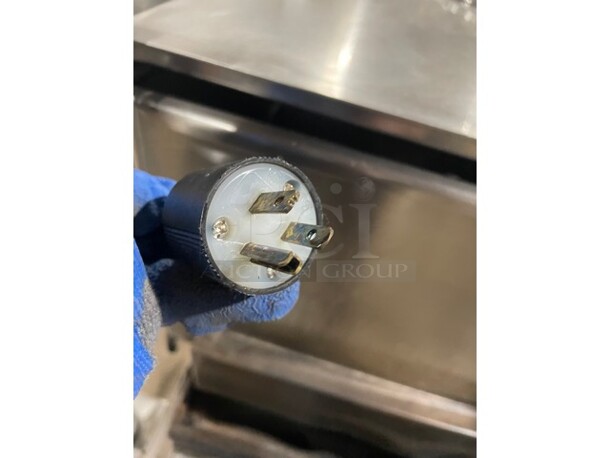 Amazing! EXTRA CLEAN! LIKE NEW! Cleveland Commercial Natural Gas Powered Tilt Skillet/Braising Pan! All Stainless Steel! On Legs! Working When Removed!  - Image 10 of 10