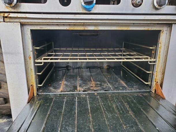U.S. Range PS-24TG-2-26 Natural Gas Combo 2 Burner Stove and 24" Griddle on Casters! 36X31X37 Tested and Working! - Image 3 of 4
