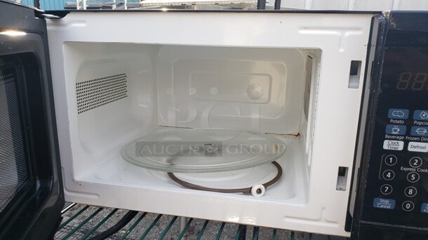 Sunbeam Microwave - Image 2 of 3
