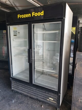 True GDM-49F-LD Two Section Display Freezer w/ Swing Doors! Great Working Condition!

Serial Number: 7759318
Color: White
*No Casters