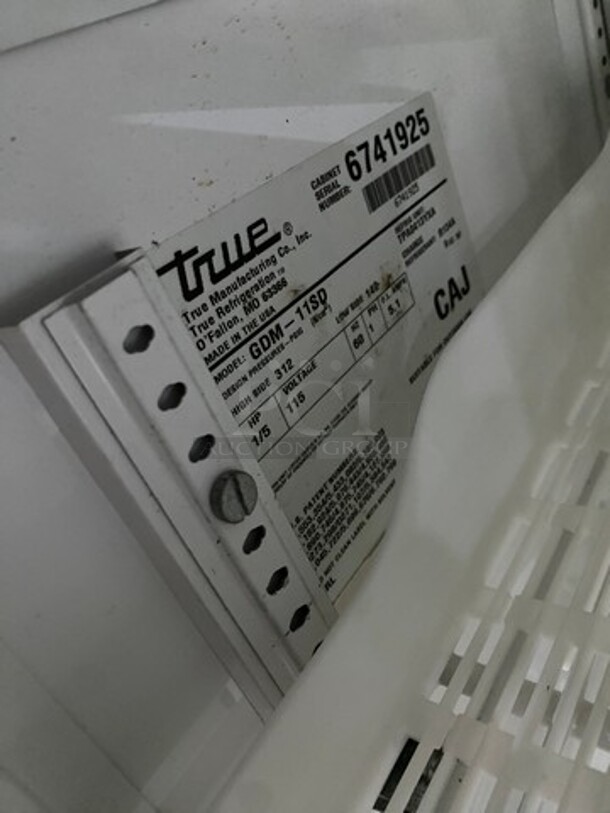 True Commercial 2 Door Reach In Cooler Merchandiser! With View Through Doors! With Poly Coated Racks! Model: GDM11SD SN: 6741925 115V 60HZ 1 Phase - Image 7 of 8