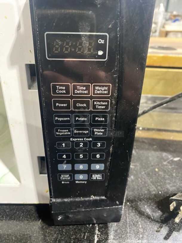 LATE MODEL! 2021 Insignia Countertop Microwave! Model: NSMW07BK0 SN: 21G14A00648 120V - Image 7 of 8