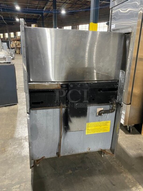 US Range Commercial Natural Gas Powered 4 Burner Stove With Built In Flat Grill! Flat Grill Has Side Splashes! With Raised Back Splash And Salamander Shelf! With Oven Underneath! All Stainless Steel! On Legs! - Image 3 of 10