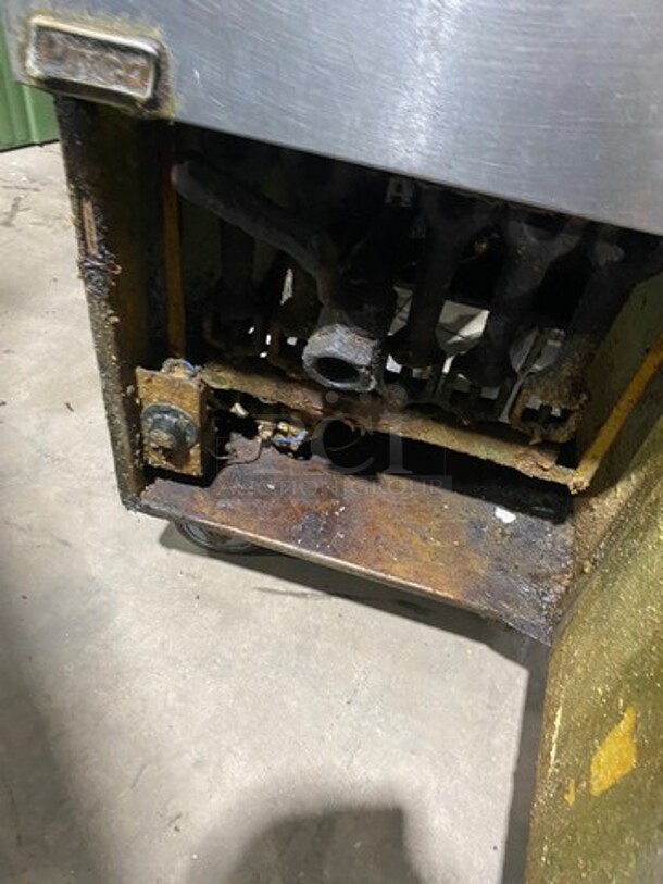 Pitco Commercial Natural Gas Powered Deep Fat Fryer! All Stainless Steel! On Casters! - Image 6 of 7