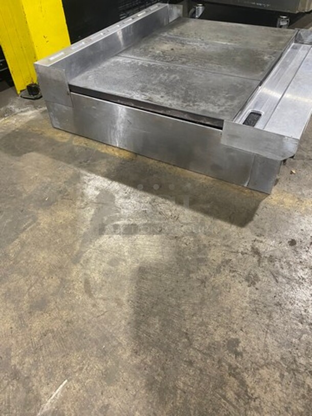 WOW! NEW!  Toastmaster Commercial Countertop Electric Powered French Top/ Hot Plate Griddle! With Back Splash! All Stainless Steel! Model: RT36B208VT SN: RT36014A00 208V 60HZ 1 Phase - Image 2 of 9