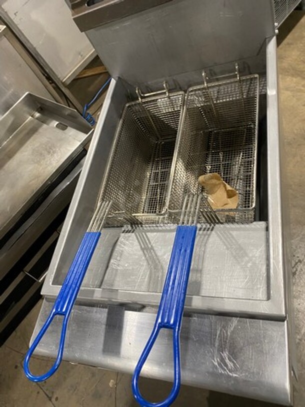 Apexra Commercial Natural Gas Powered Deep Fat Fryer! With 2 Metal Frying Baskets! All Stainless Steel! On Legs! - Image 5 of 9